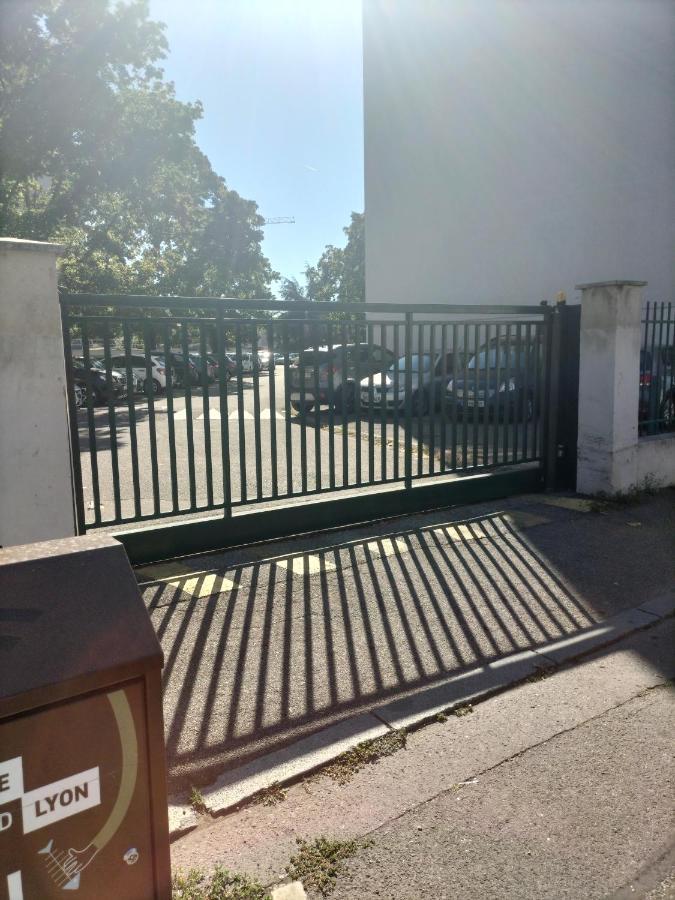Joli Appartement Proche Metro Лион Экстерьер фото