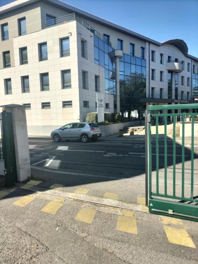Joli Appartement Proche Metro Лион Экстерьер фото